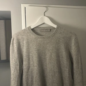 Kashmire tröja från Brown Avenue -  Grå tröja från Brown Avenue, 100% kashmire, storlek small,nypris 2999kr, mitt pris 1199kr. Säljs pga att den blivit för liten.