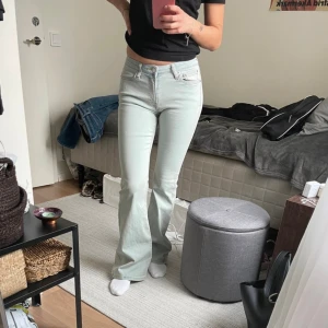 Weekday Jeans Flame - Modell ”Flame”. Low flared jeans. Snygg färg! Lite varmare ljusblå. W25 L32. Jag är 163,5 cm. Använt ca 3 ggr. Fläck längst ner på högra benet, vet inte om den går bort eller ej, syns knappt 🩵
