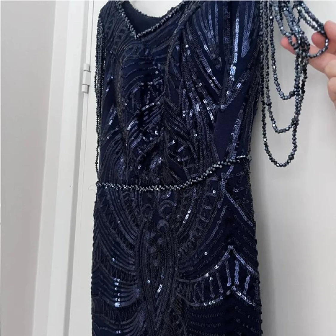 Mörkblå glittrig långklänning med pärldetaljer - 2