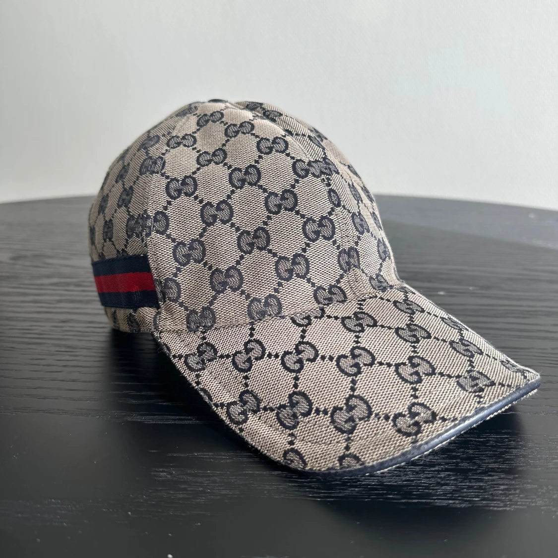 Gucci keps med GG-mönster och röd/blå detalj - 1