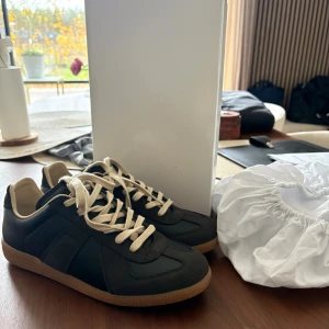 Maison Margiela GATS - Tjena, har ett fet par Maison Margielas som jag fick ganska nyligen i present och har inte kunnat använda pågrund av passformen. Priset är ej hugget i sten