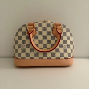 Louis Vuitton ALMA BB - Ett axelremsband medföljer, samt lv lås/nycklar m.m. Väskan är i fint skick. Skriv gärna privat för mer bilder eller frågor! Kan mötas upp 💓