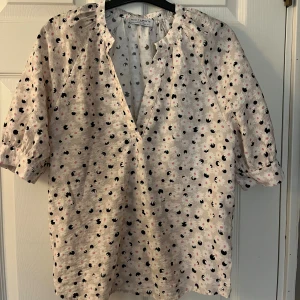 Blus - Säljer denna superfina blus från Lindex. Använd 1 gång men kommer inte mer till användning❤️