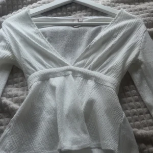söt vit topp - säljer denna söta vita blusen från nelly då den inte kommer till användning💕