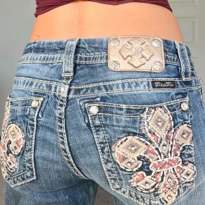 Miss me jeans - Midjemått: 38,5 cm rakt över, innerbenslängd: 80cm 💗 