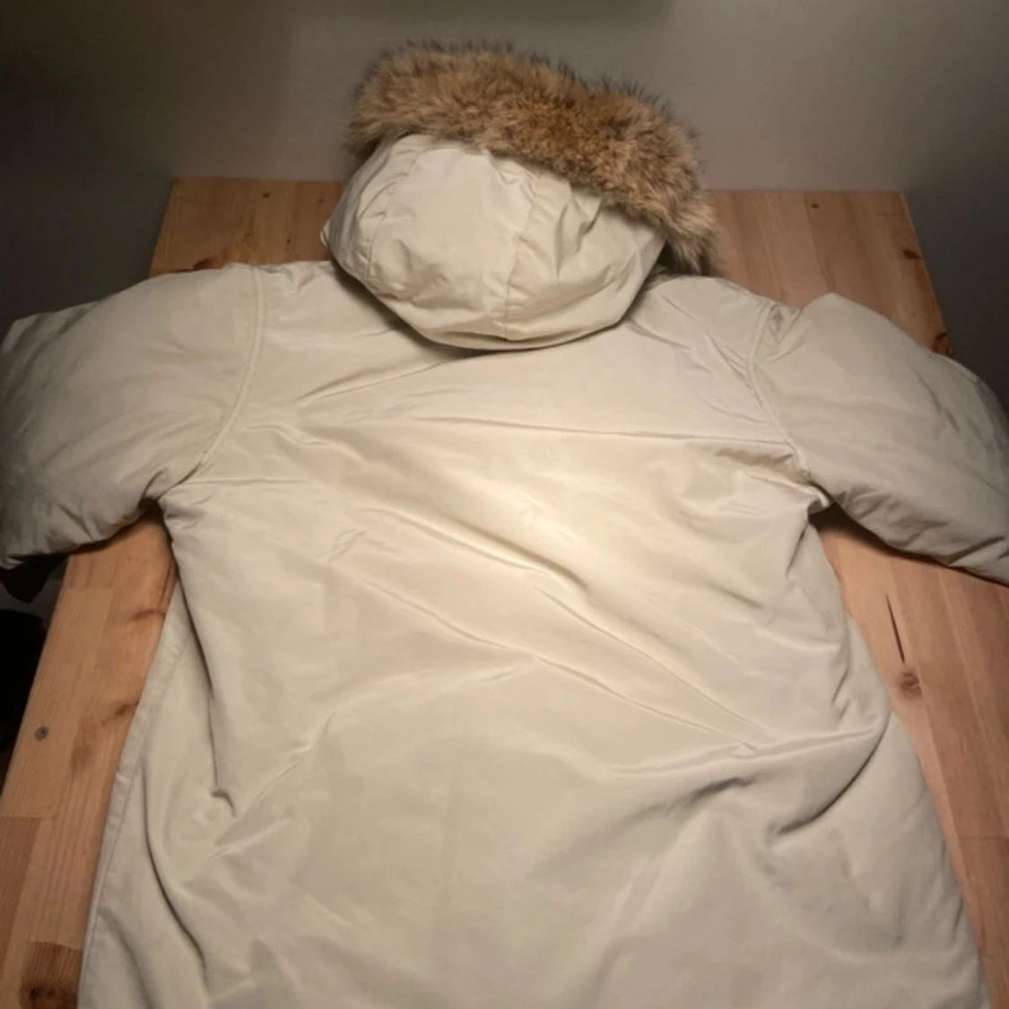Beige dunjacka med päls från Woolrich strl M - 3
