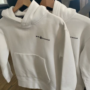 Två naturvita hoodies från Sail Racing barn strl 150 - Två naturvita hoodies strl 150  från Sail Racing säljes. Tröjan har huva, stor magficka och långa ärmar. Mjuk och skön känsla, perfekt för chill dagar. (Lite liten i storleken) JR RACE HEAVY HOOD - KILLE Nypris 899:-*2 Nu 600:- för båda✨