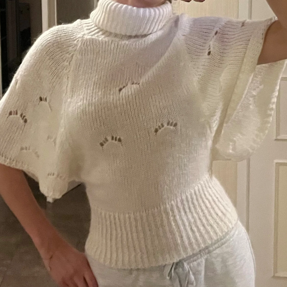 Vit stickad polotröja med vida ärmar i ullmix