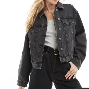 Svart jeansjacka - Pris kan diskuteras, använd max 2-3 gånger 