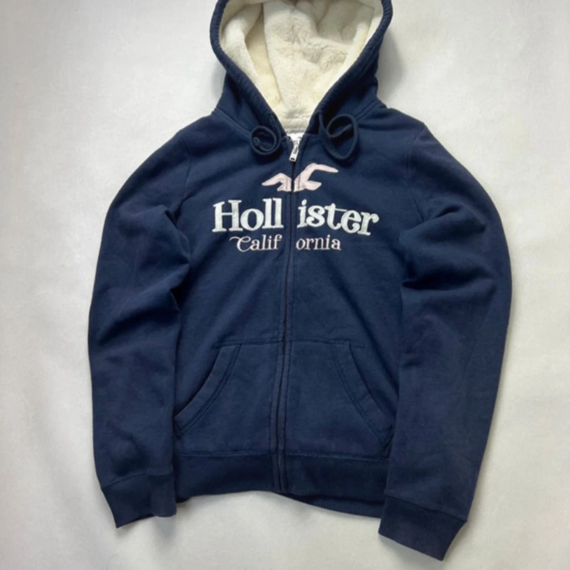 Marinblå hoodie från Hollister
