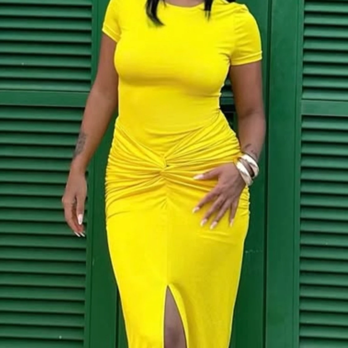 Gul figurnära klänning med slits