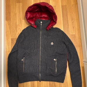 Moncler Maglione Tricot Cardigan - Grym pufferjacka från Moncler i storlek M. Jackan passar som en S.