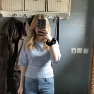 T-shirt med knyte baktill  - T-shirt med knyte baktill