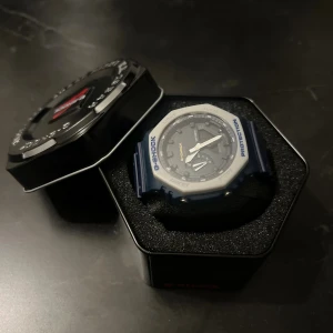 G shock 2100 - Helt ny gshock 2100 i färg marinblå och grå.