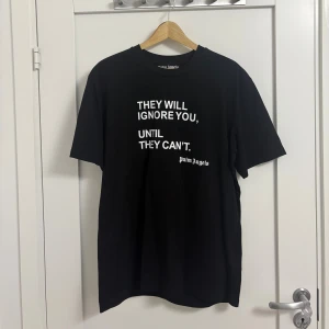 🦋 Palm Angels T-Shirt “Butterfly” (Back Print) – Storlek L - Svart Palm Angels-tee med ikoniskt fjärilstryck på ryggen och Milano-text. Exklusiv design från SS20-kollektionen. Storlek: L Skick: Nytt skick