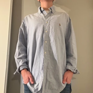 Ralph Lauren Skjorta - Ralph Lauren Skjorta| Storlek: M| Modellen är 177 cm och sitter stort på modellen| Skick: 9/10| Pris: 199kr| Priset går alltid att diskutera!|
