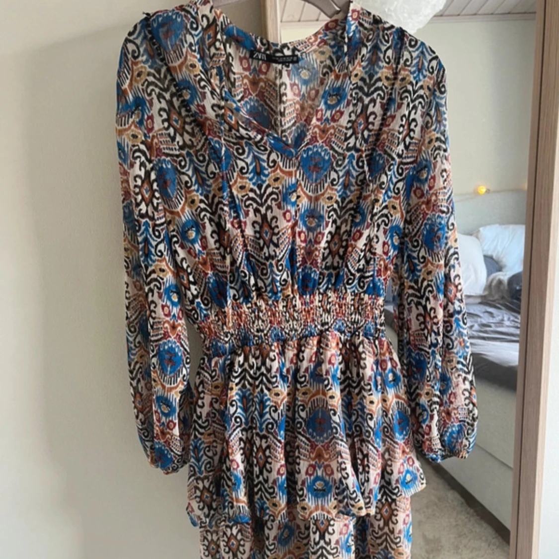 Mönstrad kortklänning från ZARA