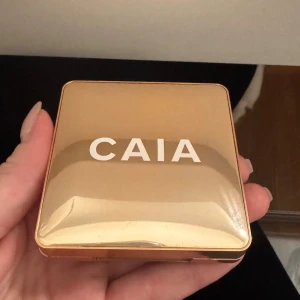 CAIA Highlighter Saint Tropez - Använder inte längre, därför säljer jag den. En super fin highlighter som är lätt att applicera, har lång hållbarhet och glowar naturligt på huden. Finns mycket produkt kvar. Hör gärna av dig vid frågor, priset kan diskuteras❤️