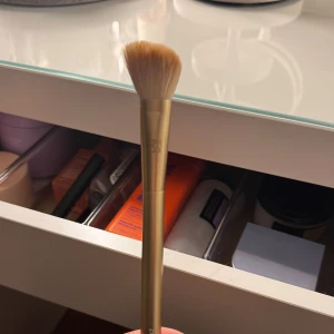 Ansiktsborste BeautyAct  - Använder inte längre, därför säljer jag den. Perfekt till bronser, contour eller blush. Hör gärna av dig vid frågor. Priset kan diskuteras❤️