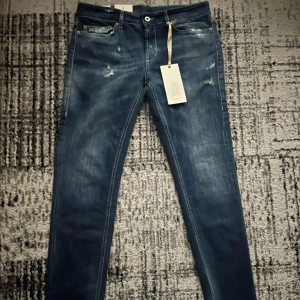 Dondup Monroe Jeans  - | Dondup Monroe Jeans| | Storlek: 31-30 | Skick: 10/10| Medföljer:| Frågor eller funderingar tveka inte på att höra av dig!