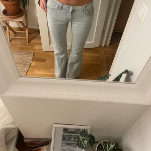 Ljusblå lågmidjade bootcut jeans  - Supersnygga lågmidjade jeans. Använd 1 gång så i väldigt fint skick. Lite för korta för mig som är 173 cm🩷 Innerbenslängden är ca 77 cm