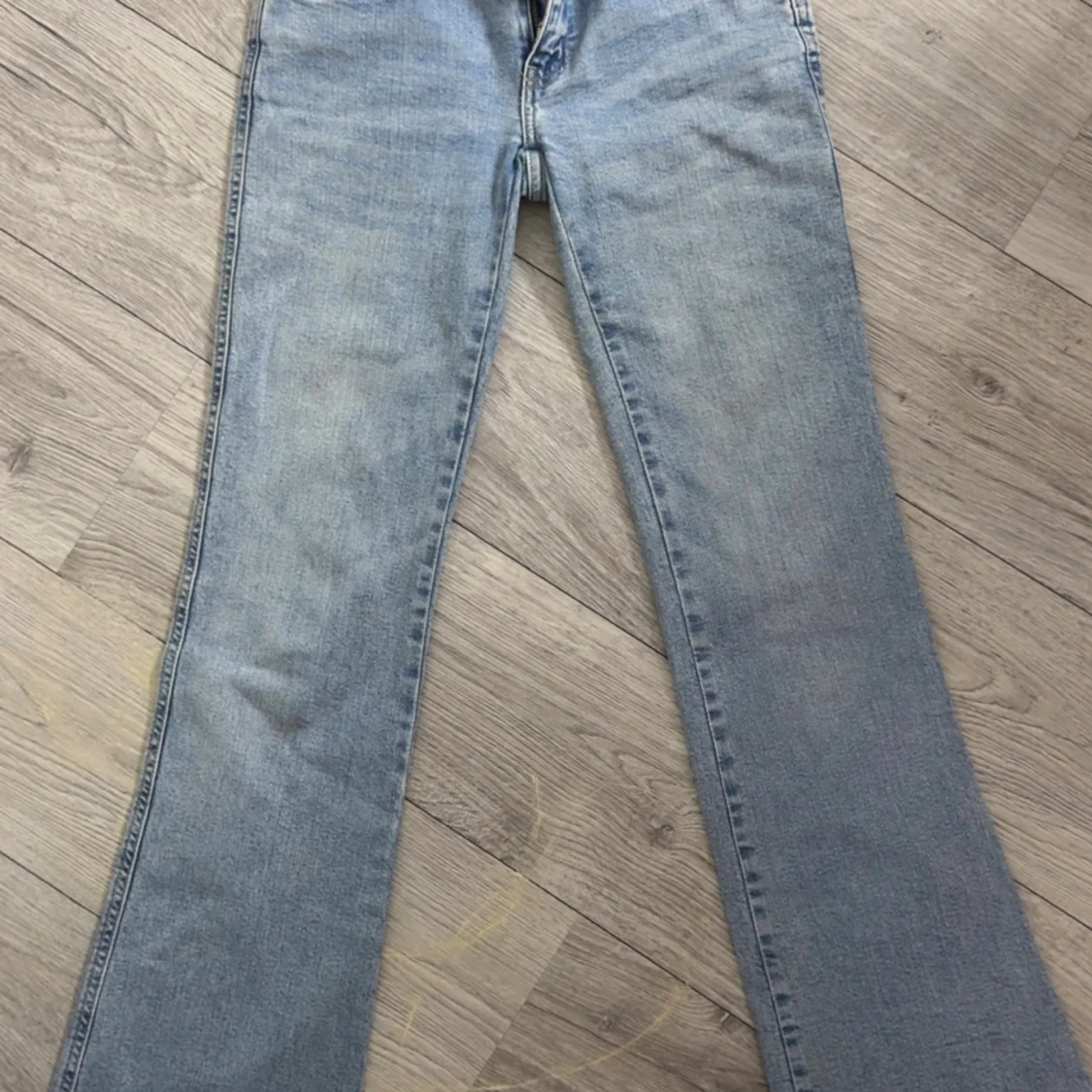 Blå jeans med broderi på fickorna från lager 157