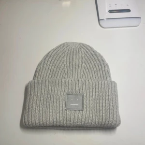 Grå acne studio mössa - En jätte fin och varm acne studio mössa, använd några gånger, men är i väldigt bra skick 😊