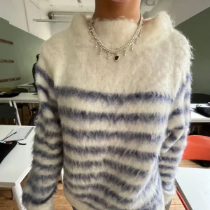 Stickad tröja  - Kollar intresset på denna eftertraktade stickade tröjan. 