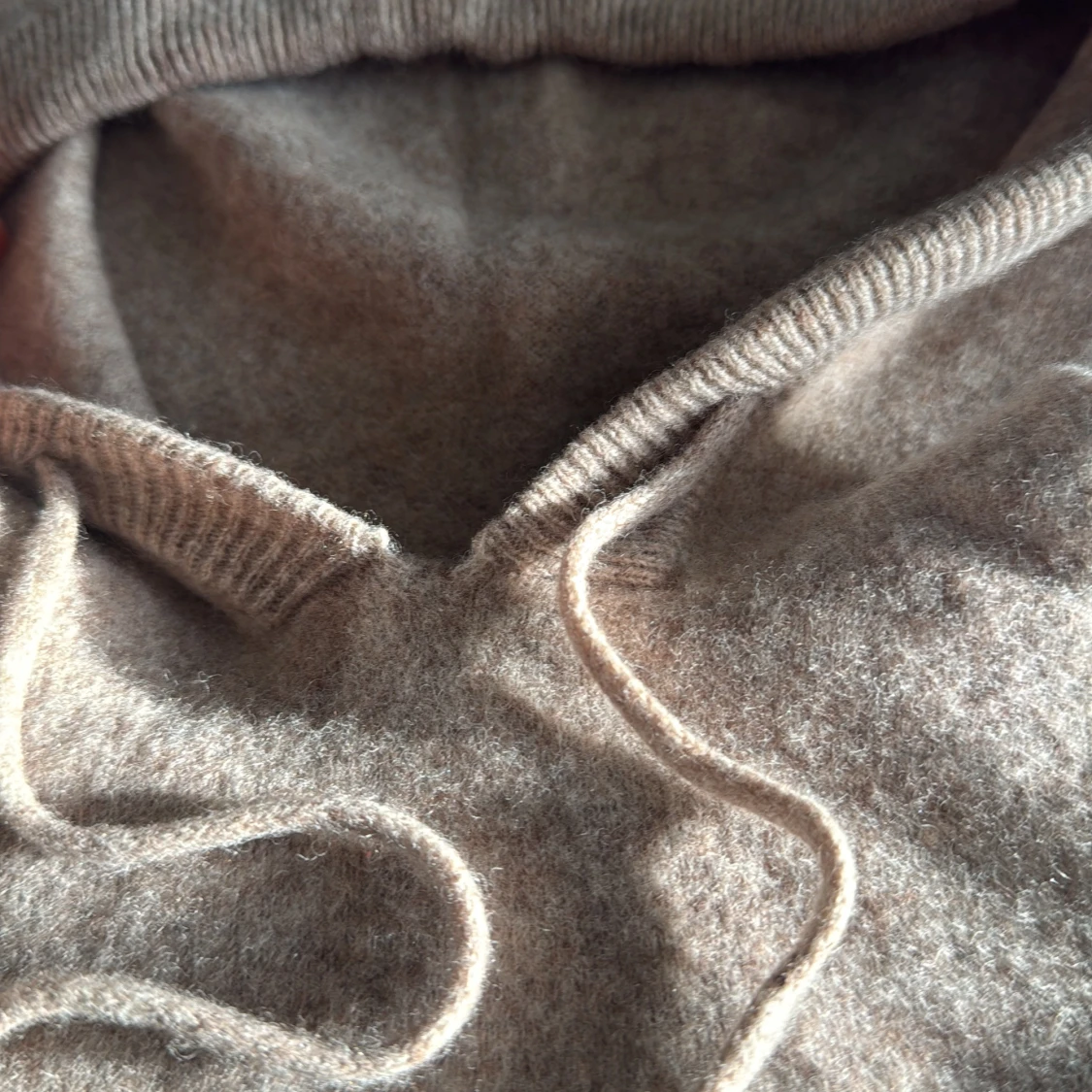 Beige stickad hoodie med snörning - 1
