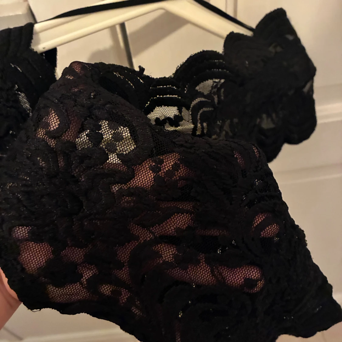 Svart spetsblus med v-ringning - 1