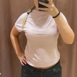 Ljusrosa topp - En ljusrosa topp i strl M från Gina tricot. Den är knappt använd och är i mycket bra skick!