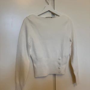 Vit stickad tröja med knappar Bik Bok - Vit stickad tröja från Bik Bok med lång ärm och  knappar på sidan. Tröjan har en lite bredare halsringning och sitter snyggt med normal passform. Oanvänd med prislapp kvar! 🩷