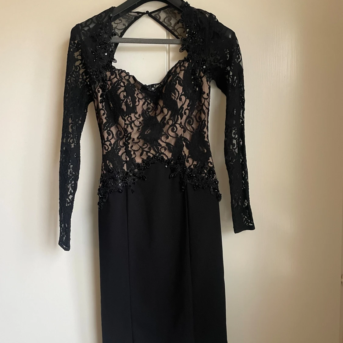 Elegant spetsklänning med pärlor  - 1