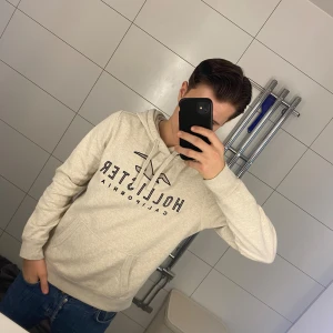 Hollister hoodie - Jag säljer en riktigt fräsch hollister hoodie som är perfekt nu inför vintern❄️ ||Storlek M ||Modellen är 177cm ||Kontakta mig om fler frågor😉
