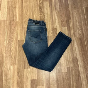 Replay Mickym 29/32 - Nu säljer vi ett par riktigt feta Replay mickym i storleken 30/32! Skick:10/10! För mer info,bilder eller priser, så är det bara att höra av sig!