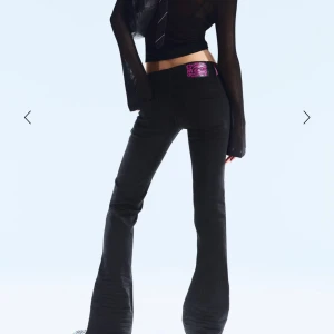 Svarta jeans från Cheap Monday - Säljer ett par svarta jeans Lågmidjade från Cheap Monday/weekday i storlek 28/32!🥰Jag är 170 och har oftast storlek XS i allt. Nypris 399kr använda 2 ggr