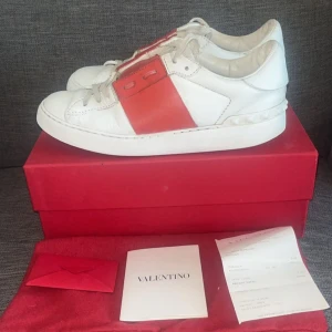 Valentino open  - Säljer ett par Valentino Garavani Open sneakers i 39,5. De är I bra skick, de har blivit fixade för att ge en finare look. Allt og samt kvitto följer med. Hör av dig vid frågor!