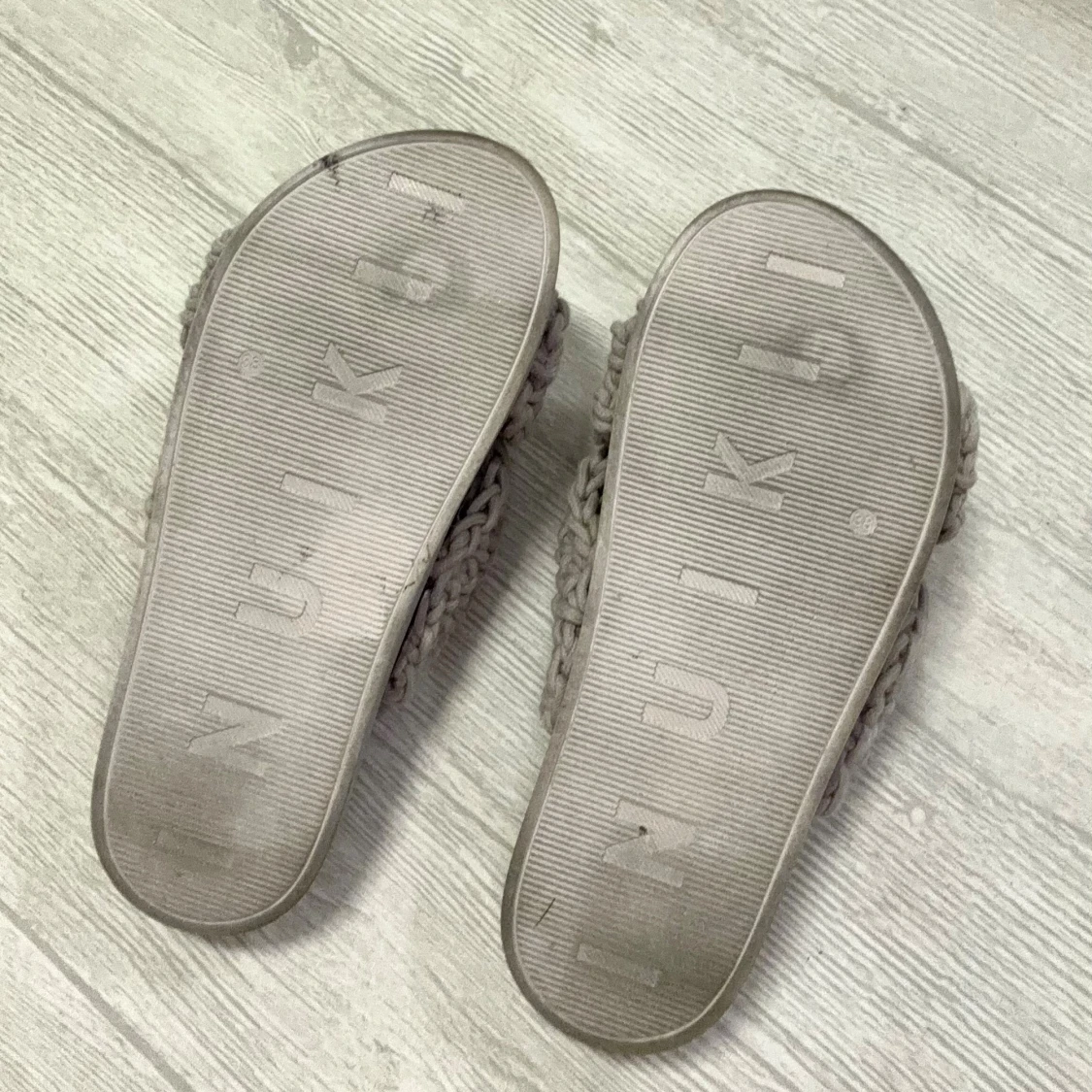 Grå/Beige stickade sandaler från Inuikii - 1