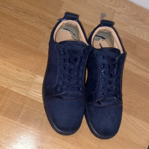  Mörkblå sneakers från Christian Louboutin - Snygga mörkblå sneakers från Christian Louboutin i mocka med klassiska röda sulor. Inga defekter OBS, bara det ni ser på sista bilden. Skorna är köpta på Plick, och enligt säljaren är de ÄKTA. Nypris 9000kr. Priset går att diskutera😉🤝
