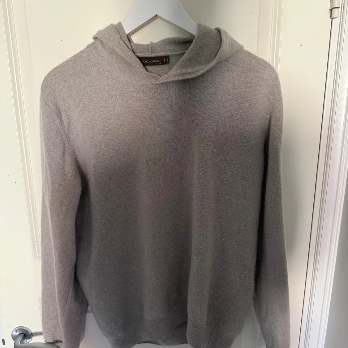 Beige hoodie i kashmir från Oscar Jacobson - 1