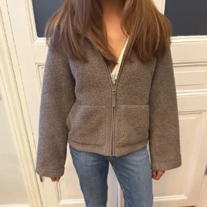 Teddy jacka  - Säljer min bruna teddy jacka då den inte kommer till användning längre!