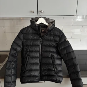 Colmar jacka  - Säljer nu min älskade vinterjacka som är både snygg och värmer jätte bra. Den är välomhändertagen och den enda defekten som finns är det lilla hålet på en av ärmarna (se bild) som man varken tänker på eller som är benäget att sprida sig. Liten i strl 🫶🏼