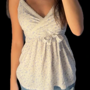 Hollister babydoll top - Jätte bra skick, nästan som ny                                      Kan knytas fram och bak                                                om ni har frågor skriv gärna 💗💗