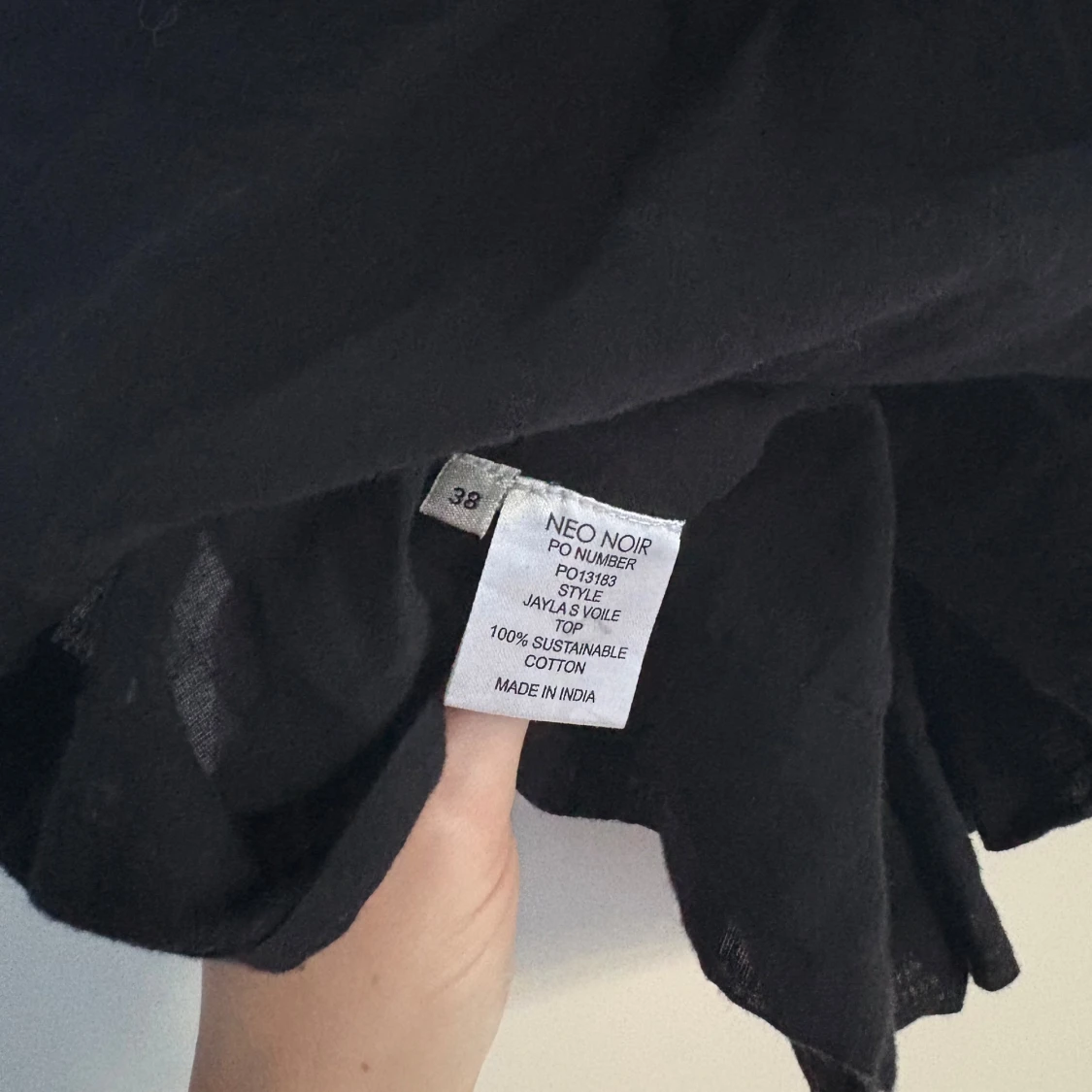 Svart volangblus från Neo Noir - 4