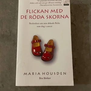 Flickan med de röda skorna - En gripande och verklighetsbaserad berättelse om en ung flicka, hennes kamp mot cancer och hennes röda skor. Boken förmedlar hopp, kärlek och livsglädje även i svåra stunder. Passar dig som vill läsa om starka känslor och verkliga livsöden.