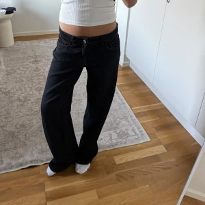 baggy jeans  - snygga svarta jeans med röd tråd från gina. Använda några få gånger därmed inga defekter 💕