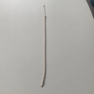 Guldigt tvinnat halsband - Snyggt halsband i guldton med tvinnad kedja och justerbar längd. Kedjan har en elegant och stilren design som passar perfekt till din outfit. Låset är enkelt att använda och ger en modern touch. Perfekt för dig som gillar klassiska smycken med lite edge.