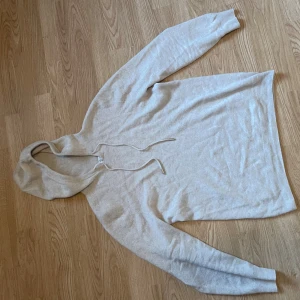 Beige hoodie i marinoull från GardeGrisch - Snygg Tröja i marinoull från GardeGrisch som säljs pga ej användning, använd några gånger!