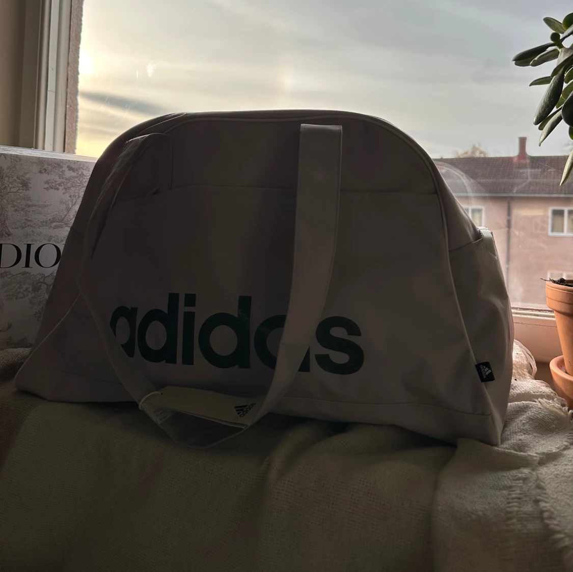 Ljuslila axelväska från Adidas - 1