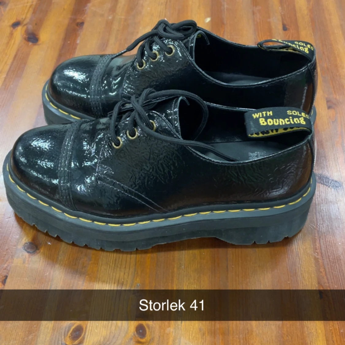 Svarta platåloafers med snörning